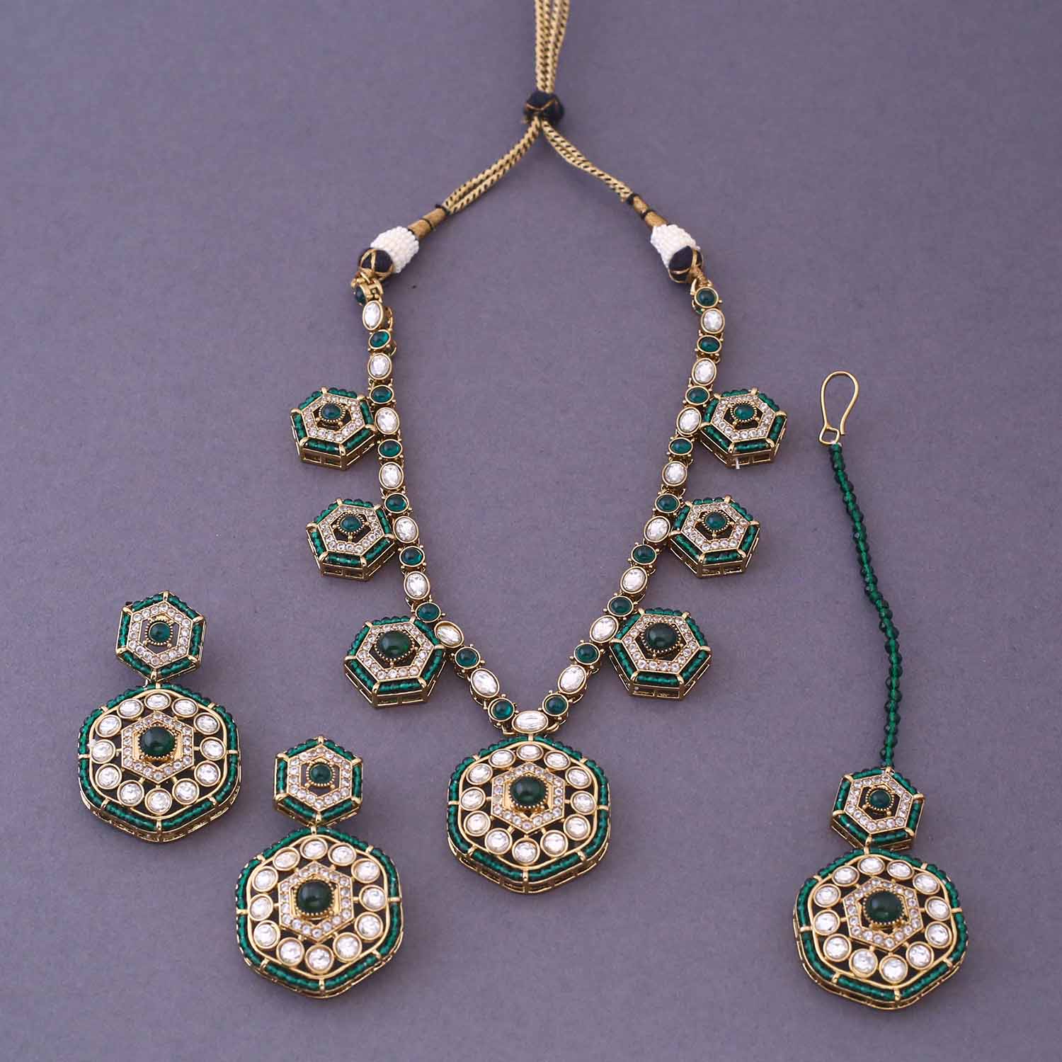 Emerald Caroliya Kundan Jewellery Set - Image 3