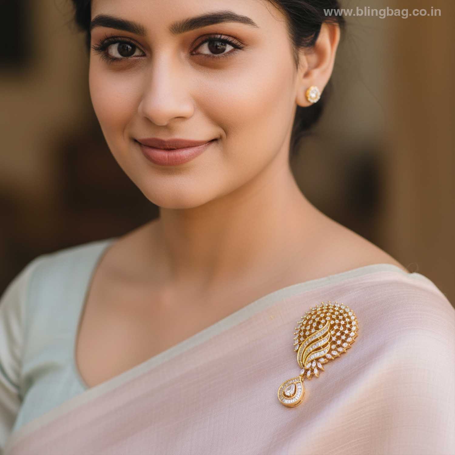 Golden Meia Brooch
