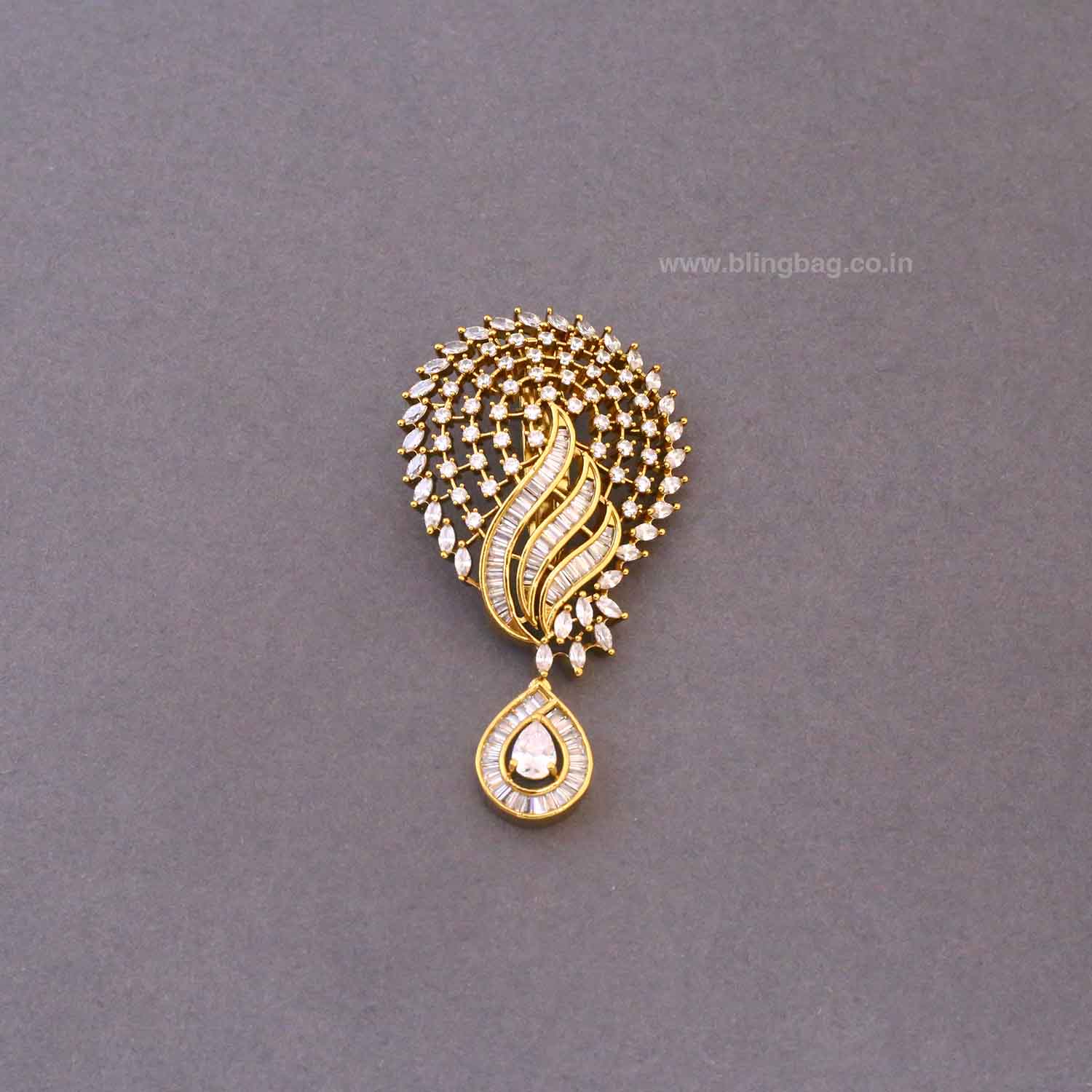 Golden Meia Brooch - Image 3