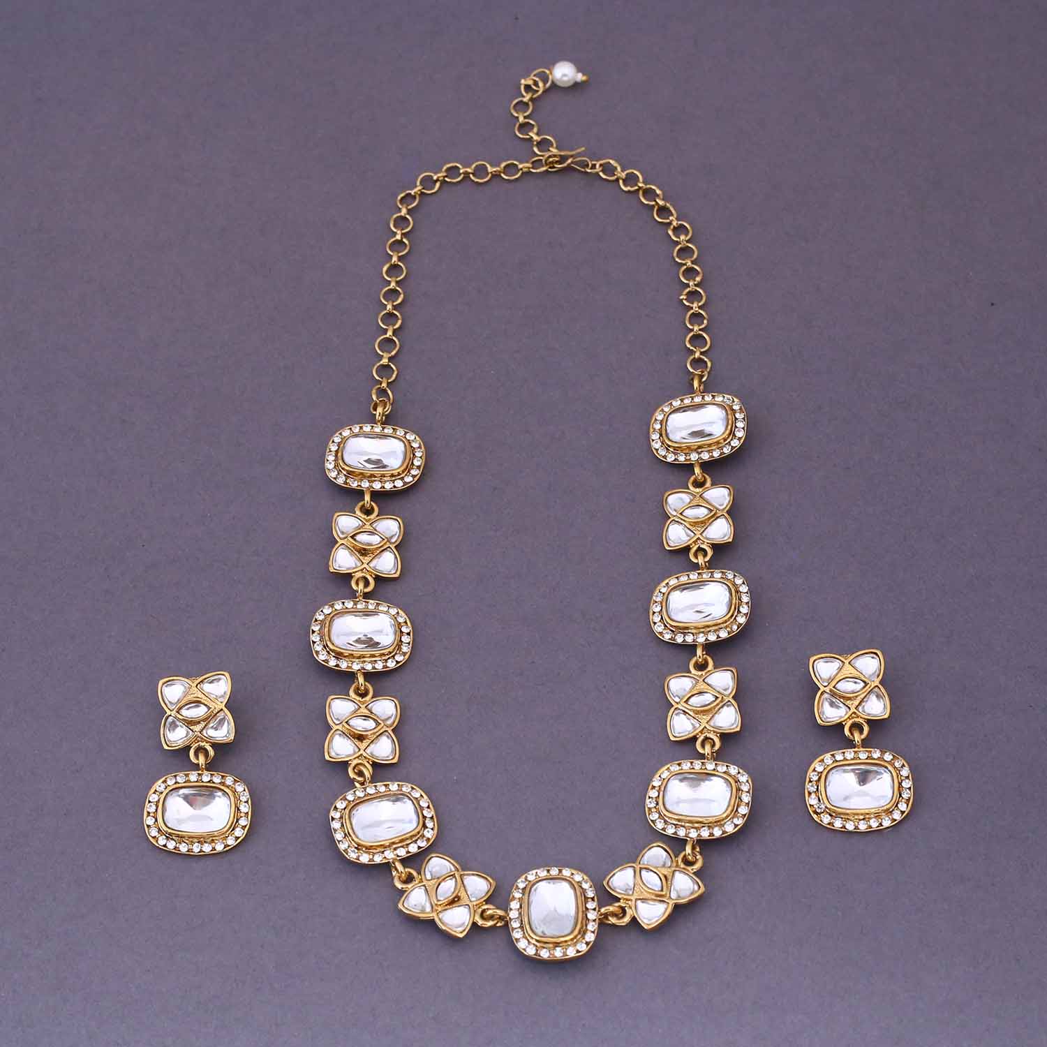Golden Nikhia Kundan Jewellery Set - Image 3